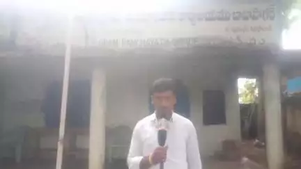 సిర్పూర్ టి: ఇందిరమ్మ ఇండ్ల పంపిణీలో అవకతవకలు జరగడంతో అధికారులపై మండిపడ్డ బాబాసాగర్ గ్రామానికి చెందిన యువకుడు