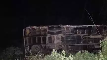 चारामा: तेज रफ्तार का कहर, सोयाबीन से भरी ट्रक ग्राम रातेसरा में पलटी, चालक को गंभीर चोट आई