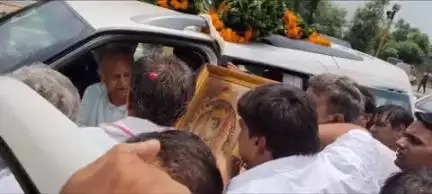 पूर्व सीएम गहलोत का पाटोली मोड पर हिंडौन जाते समय टोडाभीम कांग्रेस कार्यकर्ताओं ने किया स्वागत, लगाए नारे