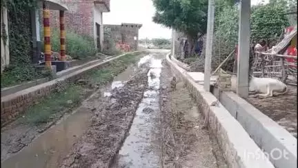 हरदोई: गद्दीपुरवा गांव में लिलवल रोड से अनिल पब्लिक स्कूल तक खराब सड़क व जलभराव से ग्रामीण परेशान #Jansamasya