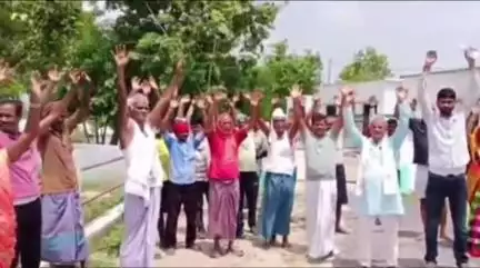 मेहनगर: गंगवल के ग्रामीणों ने प्राथमिक विद्यालय विलय किए जाने के विरोध में किया प्रदर्शन, अधिकारियों से लगाई गुहार #jansamasya