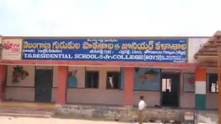 గద్వాల్: బీచుపల్లి గ్రామంలో గురుకుల పాఠశాల కళాశాలను సందర్శించిన:జిల్లా కలెక్టర్ బి ఎం సంతోష్ కుమార్