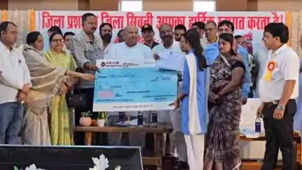 सिवनी: छपारा में प्रतिभाशाली विद्यार्थी प्रोत्साहन योजना के जिला स्तरीय कार्यक्रम में प्रभारी मंत्री शामिल हुए