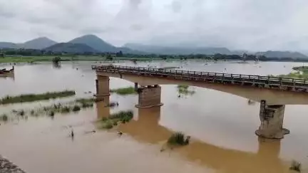 ରାୟଗଡା: ଦୁଇ ଦିନ ତଳେ ଗୁମୁଡା ବଂଶଧାରା ଶଯ୍ୟାରେ ବାଲି ଦେଖା ଯାଉଥିବା ନଦୀରେ ଆଜି ଅପେକ୍ଷାକୃତ ବନ୍ୟା ଜଳ ପ୍ରଭାବିତ
