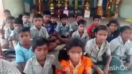 உசிலம்பட்டி: "அரசு கள்ளர் துவக்கப்பள்ளியில் மாணவர்களை தாக்கிய தற்காலிக ஆசிரியர்- பள்ளி செல்ல மறுத்து மாணவர்கள் போராட்டம்"