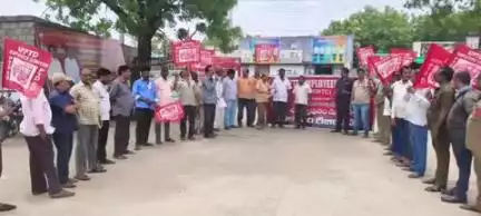 మార్కాపురం: ఉద్యోగుల సమస్యలు పరిష్కరించాలని ఆర్టీసీ డిపో వద్ద ఏపీపీడీటీ ఎంప్లాయిస్ నాయకులు ధర్నా