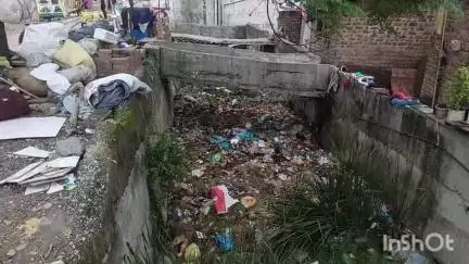 जालना: अण्णाभाऊ साठे नगर येथे घाणीचे साम्राज्य  नाल्या साफ करण्याचे नागरिकांची मागणी#Jansamasya