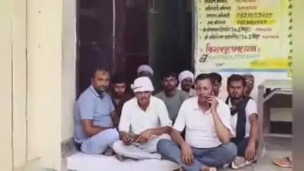 खागा: किशनपुर में विद्युत लाइन मैन के साथ गाली-गलौज कर दबंगों ने की मारपीट, दोषियों के खिलाफ कार्रवाई की मांग को लेकर धरना