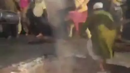 झांसी: झांसी में मोहर्रम पर कई इलाकों में बच्चों ने आग और लाठी से खेला अखाड़ा, हुसैन की सदाओं के साथ उठे हुसैनी अलम