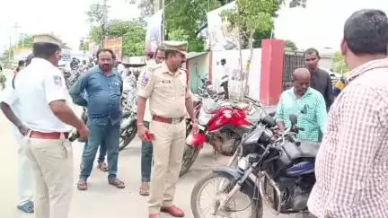 జగిత్యాల: ప్రతి వాహనానికి నెంబర్ ప్లేట్లు తప్పనిసరి, లేనియెడల కఠిన చర్యలు తప్పవు-పట్టణ సీఐ కరుణాకర్
