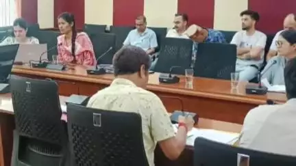 कुल्लू: एडीसी अश्वनी कुमार ने अधिकारियों से समयबद्ध विकास कार्य पूर्ण करने की अपील की, विकास योजनाओं की समीक्षा बैठक