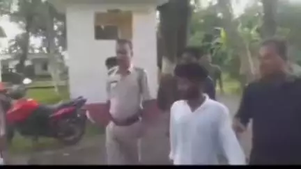 হলদিবাড়ি: বাংলাদেশি সন্দেহে তিন যুবককে আটক করে হলদিবাড়ি থানার পুলিশের হাতে তুলে দিলেন স্থানীয়রা, ঘটনায় চাঞ্চল্য পার মেখলিগঞ্জে