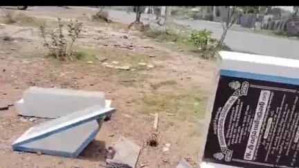 బేతంచర్ల లో మాజీ మంత్రి బుగ్గన రాజేంద్రనాథ్ రెడ్డి ప్రారంభించిన శిలాఫలకం చేసిన గుర్తు తెలియని వ్యక్తులు