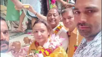 मथुरा: वृंदावन: सीएलपी लीडर आराधना मिश्रा ने बिहारी जी के दर्शन किए, गोस्वामियों के साथ मिलकर कॉरिडोर का किया विरोध