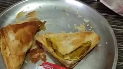 अम्बाला: अंबाला: नामी बेकरी की पेटीज में निकली गंदगी, ग्राहक ने खाद्य सुरक्षा विभाग में शिकायत की