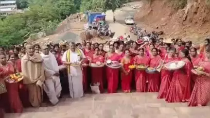 తుని కన్యకాపరమేశ్వరి అమ్మవారి ఆలయంనుంచి లోవతలుపులమ్మ అమ్మవారి ఆలయంకు సారె సమర్పణ అద్భుతమైన ఆధ్యాత్మిక ఘట్టం