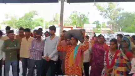 बीना: बीना रेलवे स्टेशन पर रेलवे सुरक्षा बल का जागरूकता अभियान, यात्रियों को अपराधों के प्रति किया जागरूक