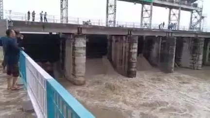 महरौनी: कल से लगातार हो रही बारिश से जमरार बांध हुआ लबालव
क्योंलारीजमरार बांध से 1226 क्यूसेक पानी छोड़ने के लिए खोले गये गेट