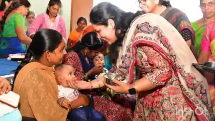 మానకొండూరు: శుక్రవారం సభలో చిన్నారులకు స్వయంగా అన్న ప్రసాన చేసిన కరీంనగర్ జిల్లా కలెక్టర్ పమేలా సత్పతి వైరల్ గా మారిన వీడియో