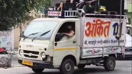 धनौरा: गजरौला में तेज रफ्तार स्कूल वैन का टायर फटा, सरकारी अस्पताल के सामने पलटी, चालक और महिला हेल्पर घायल