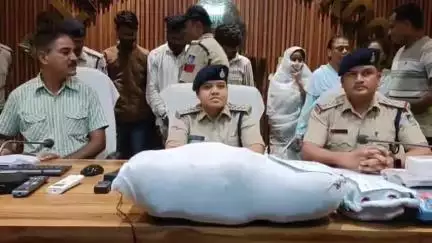 बैतूल नगर: इंदिरा नगर में घर के छज्जे से 5.5 किलो गांजा बरामद, महिला समेत 4 आरोपी गिरफ्तार