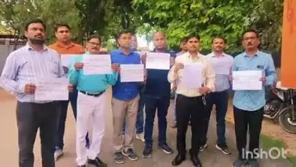 डीएम कार्यालय पर उत्तर प्रदेश जल निगम संघर्ष समिति ने सौंपा ज्ञापन