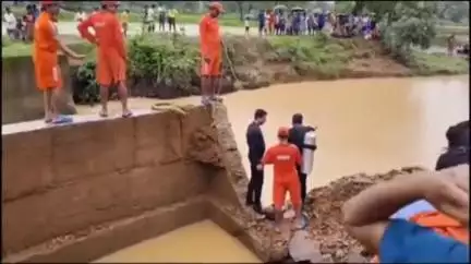 महासमुंद: महासमुंद में स्टॉप डैम की धंसी मिट्टी, 1 व्यक्ति लापता, 24 घंटे बाद भी सुराग नहीं, रेस्क्यू जारी