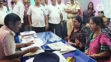 ସିମୁଳିଆ: ମହିଳା ଙ୍କ ପ୍ରତି ଅଶାଲିନ ମନ୍ତବ୍ୟ ଦେଇଥିବା ସନ୍ତୋଷ ଖଟୁଆ ଙ୍କ ବିରୋଧ ରେ ଖଇରା ଥାନାରେ ଅଭିଯୋଗ କଲେ ବିଜେଡି ମହିଳା,
