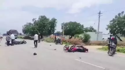 ఎమ్మిగనూరు: ఎమ్మిగనూరు : నందవరం (మం)హాలహార్వి టోల్ ప్లాజా సమీపంలో రెండు బైకులు ఢీకొని ఇద్దరికీ తీవ్ర గాయాలు.. ఆసుపత్రికి తరలింపు...