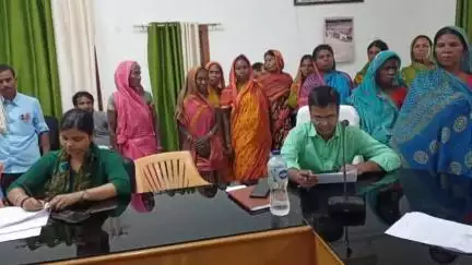 मोतिहारी: समाहरणालय स्थित डॉ. राधाकृष्णन भवन के सभागार में आयोजित जनता के दरबार में 47 आवेदनकर्ताओं की समस्याओं पर हुई सुनवाई