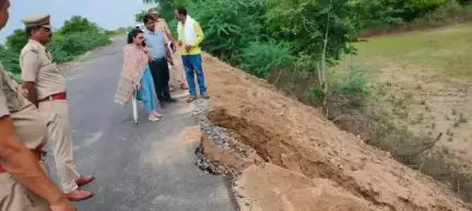 कौंच: नदी के तेज बहाव से सलैया बुजुर्ग गांव का मार्ग कटा, उपजिलाधिकारी ने निरीक्षण कर भारी वाहनों पर लगाई रोक