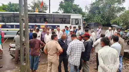રાણાવાવ: તરસાઈ ગામે એસ.ટી.બસ સમયસર ન આવતા સરપંચ સહિત ગ્રામજનો બસ રોકી વિરોધ કર્યો #jansamasya