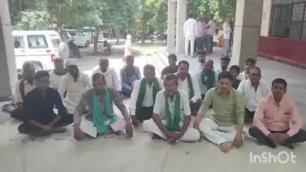 अमृतपुर: अमृतपुर तहसील में भारतीय किसान यूनियन अखंड प्रदेश के प्रदेश अध्यक्ष ने किसानों की समस्याओं को लेकर किया धरना
