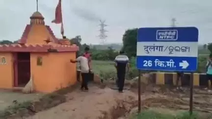 ସୁନ୍ଦରଗଡ ସହର: ରେମଣ୍ଡା ହନୁମାନ ମନ୍ଦିର କାନ୍ଥକୁ ଭାଙ୍ଗିଲା OD -14P-5718  ନମ୍ବର ବିଶିଷ୍ଟ ଟ୍ରଲର, ଅଳ୍ପକେ ବର୍ତିଲା ମନ୍ଦିର