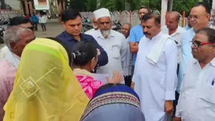 हरदा: हरदा के वार्ड 28 के लोगों ने विभिन्न समस्याओं को लेकर नगर पालिका CMO को ज्ञापन सौंपा