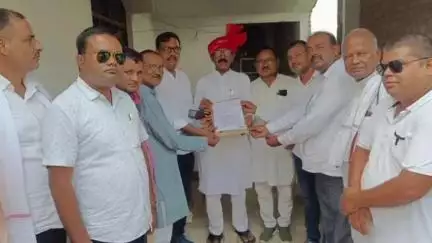बेल्थरा रोड: राजकीय स्कूल बंद करने की तैयारी पर बवाल, सांसद को नगरा एवं सीयर ब्लॉक के शिक्षक संघ ने बेल्थरारोड में सौंपा ज्ञापन