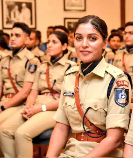 कौन हैं ₹48 लाख की नौकरी छोड़ IPS बनी अंजलि विश्वकर्मा जिनकी यूपी में MLC से हुई बहसबाज़ी?