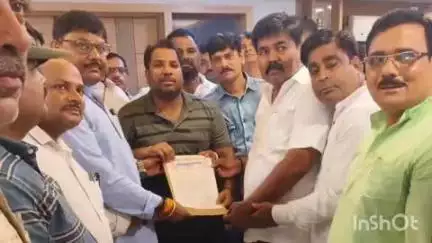 चौरीचौरा: चौरी चौरा में परिषदीय विद्यालयों के मर्जर और पेयरिंग का शिक्षकों ने किया विरोध