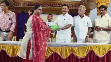சேலம்: ஊட்டச்சத்து உணவை உறுதிப்படுத்தும் வகையில் விவசாயிகளுக்கான ஊட்டச்சத்து தொகுப்பினை சேலம் கலெக்டர் கன்னங்குறிச்சியில் வழங்கினார்
