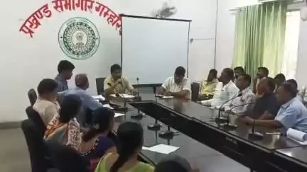 आदित्यपुर गम्हरिया: गम्हरिया प्रखंड सभागार में CO गम्हरिया की अध्यक्षता में ईकेवाईसी कार्यों की समीक्षा