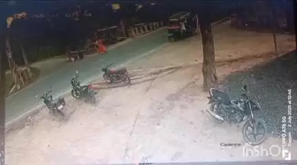 सिकंदरा: रामसागर नहर धधौर मुख्य सड़क पर स्कूली मैजिक वाहन ने महिला को मारी टक्कर, घटना सीसीटीवी में कैद