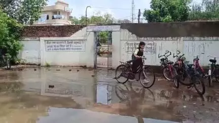 छतरपुर नगर: उत्कृष्ट स्कूल क्रमांक-1 में भवन की टूटी छत व परिसर में भरे पानी से छात्र हो रहे हैं परेशान, कलेक्टर बोले- जल्द ठीक होगा