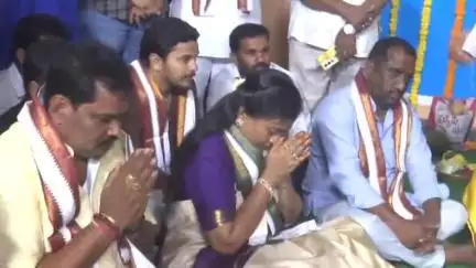 విశాఖపట్నం: రథయాత్ర ఉత్సవాల్లో భాగంగా విశాఖ జగన్నాథ స్వామివారికి పట్టు వస్త్రాలు సమర్పించిన హోం మంత్రి అనిత