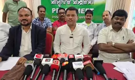 ନବରଙ୍ଗପୁର ପୋଲିସ ଷ୍ଟେସନ: ଗ୍ଲେଜ ହୋଟେଲରେ ଏକ ସାମ୍ବାଦିକ ସମ୍ମିଳନୀ ଜିଲ୍ଲାରେ ଆଦିବାସୀ ଛାତ୍ର ଛାତ୍ରୀଙ୍କ ଟଙ୍କା ଲୁଟ ଅଭିଯୋଗ,ମତଦେଲେ ପୂର୍ବତନ ସାଂସଦ ପ୍ରଦୀପ ମାଝୀ