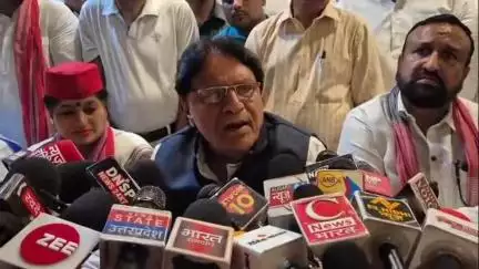 कोल: रामघाट रोड पर बोले रामजीलाल सुमन, बीफ कंपनियों से बीजेपी को जाता है चंदा, हिन्दुओं के हाथों में देश के बड़े बूचड़खाने
