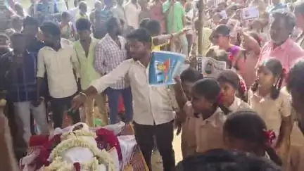 அஞ்செட்டி: கொலை செய்யப்பட்ட மாணவனின் உடலை பார்த்து கதறி அழுத சக மாணவிகள் மாவனட்டி கிராமத்தையே சோகத்தில் ஆழ்த்திய சம்பவம்