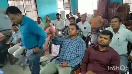 मढ़ौरा: मढ़ौरा ई-किसान भवन में कृषि पदाधिकारी का विदाई समारोह आयोजित