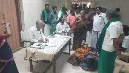 திருச்சி: சுதந்திரப் போராட்ட தியாகி இடத்தை போலி பட்டா பெற்ற நபர் மீது நடவடிக்கை வேண்டி ஆட்சியரகம் அருகே விவசாயிகள் போராட்டம்