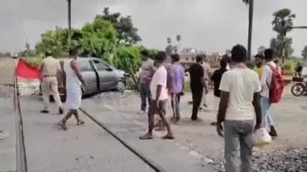 जलालपुर: बसडिला रेलवे ढाला पर शराब लदी कार ने मारी टक्कर, गाड़ी ज़ब्त; दो गिरफ्तार