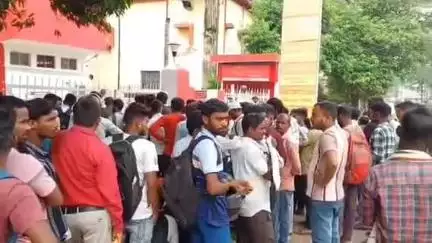 मेदिनीनगर (डालटनगंज): पलामू में चतुर्थवर्गीय बहाली को लेकर भारी भीड़, पोस्टल ऑर्डर के लिए प्रधान डाकघर के बाहर मारामारी